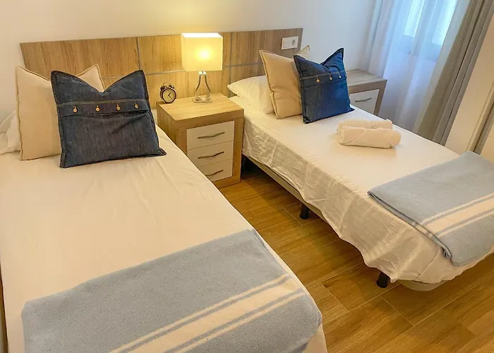 Exceptional 2 Bed A 2 Min Walk To & Close To Boliches Train Lejlighed *